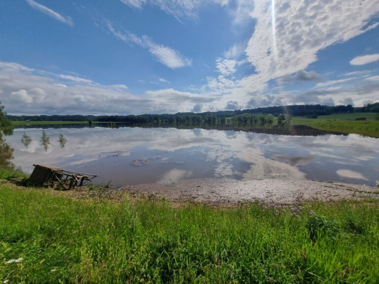 Aufgestautes Hochwasserrückhaltebecken Eldern mit angeschwemmtem Hochstand am Samstag des Junihochwassers 2024