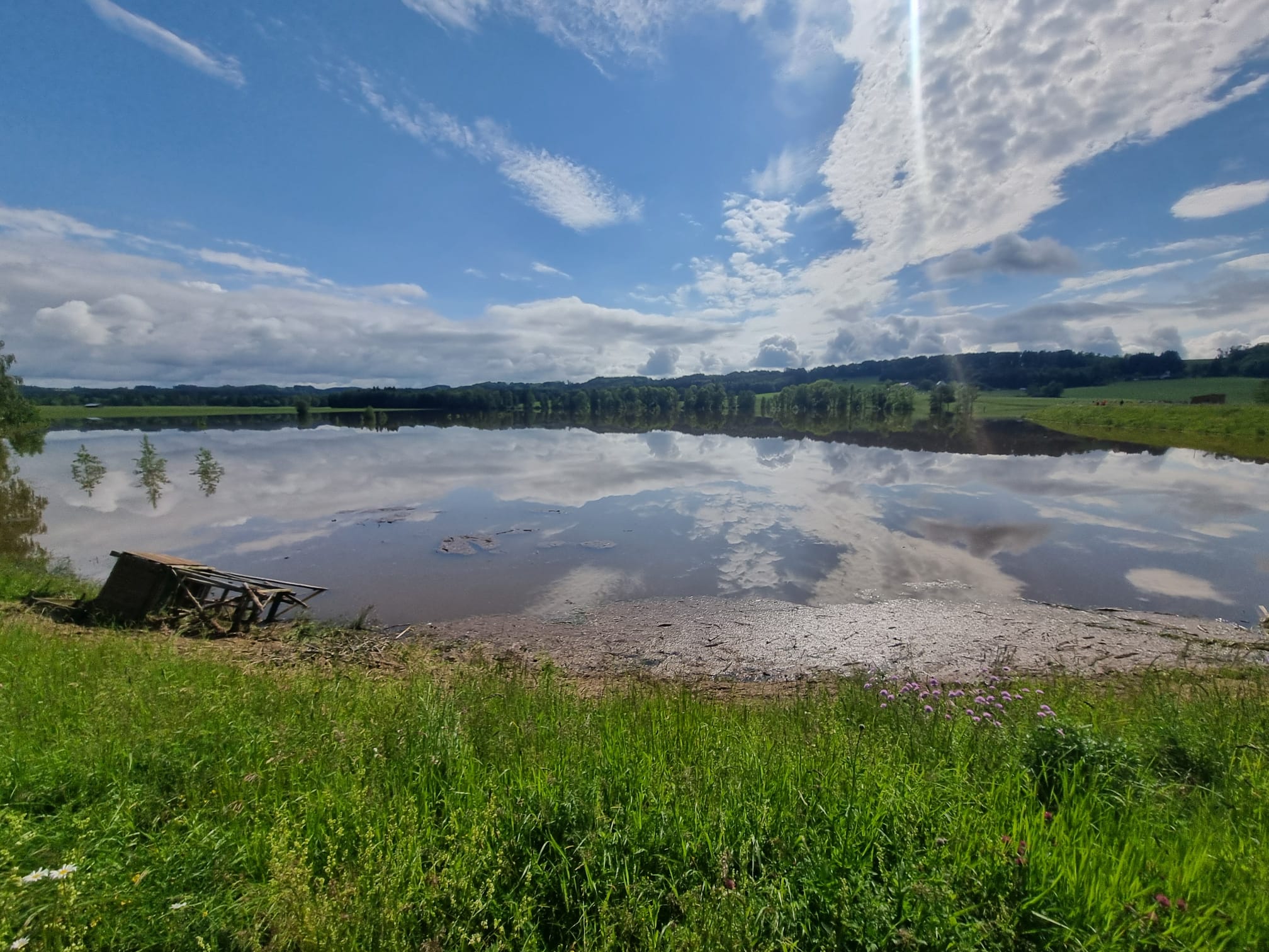 Aufgestautes Hochwasserrückhaltebecken Eldern mit angeschwemmtem Hochstand am Samstag des Junihochwassers 2024