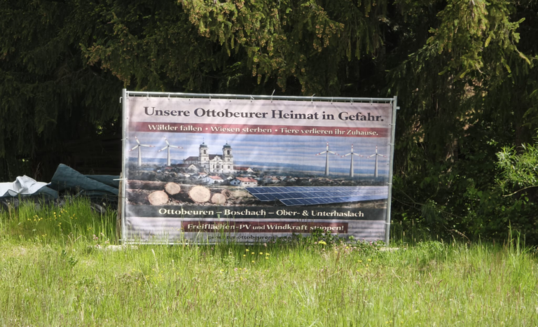 Öffentlich sichtbares Bauzaunplakat im Ottobeurer Umfeld. Foto: Robert Blasius.