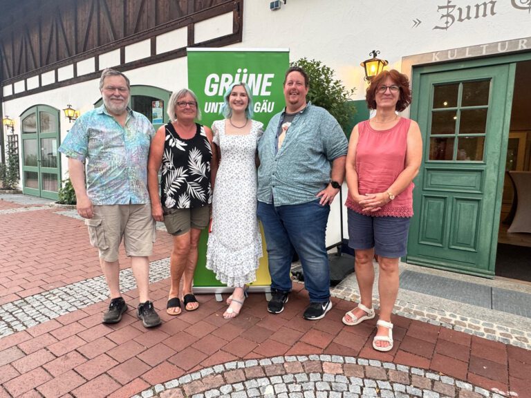 Fünf Mitglieder des neu gewählten Vorstands der Grünen Unterallgäu stehen vor einem grünen Banner des Kreisverbands.