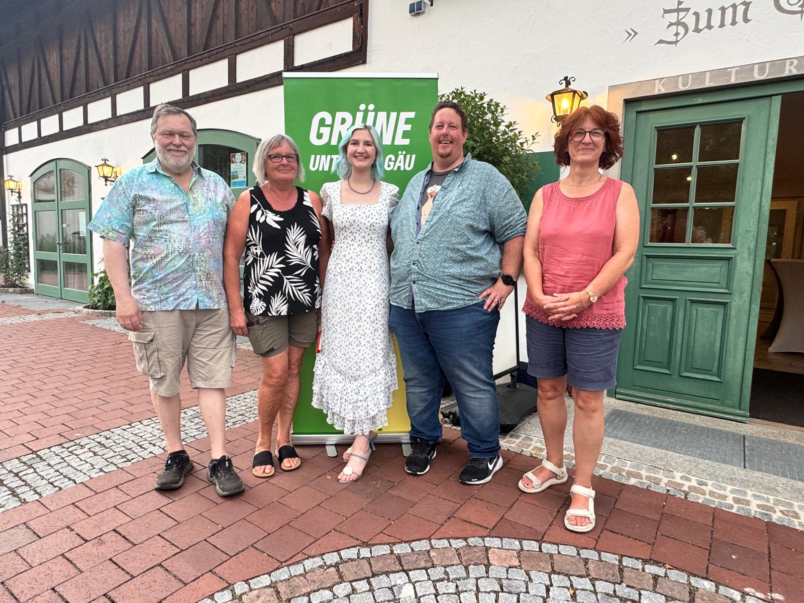 Fünf Mitglieder des neu gewählten Vorstands der Grünen Unterallgäu stehen vor einem grünen Banner des Kreisverbands.